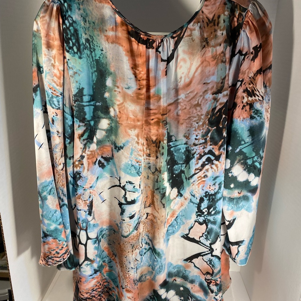 Beautiful, flowing blouse. Long sleeved and light weight. Watercolor print - Picture 2 of 4